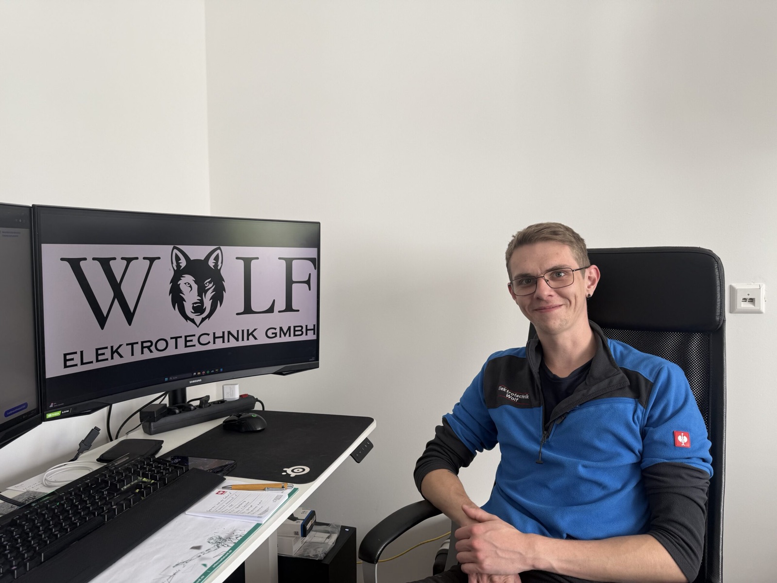 Mitarbeiter am Schreibtisch im Büro der Wolf Elektrotechnik