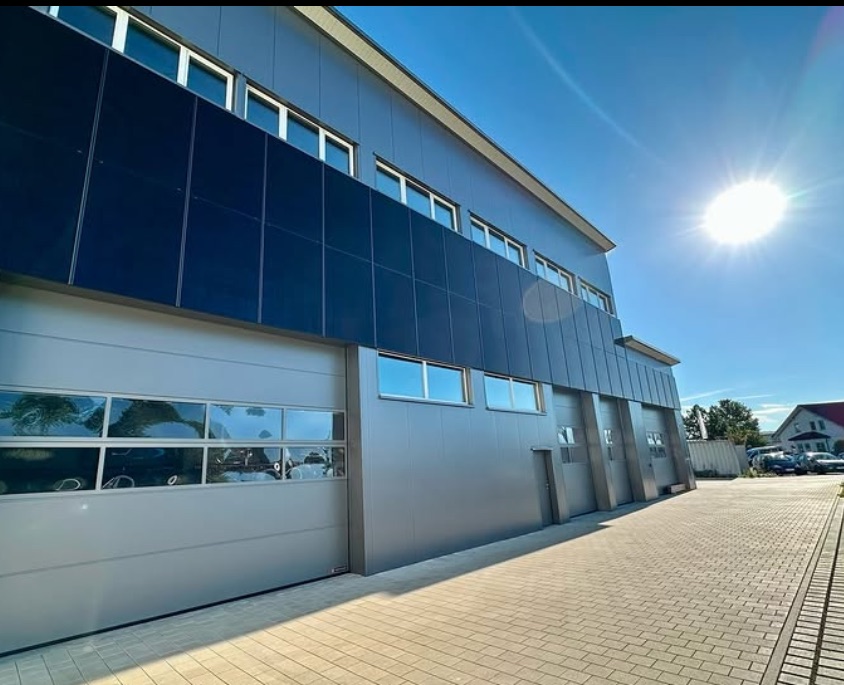 Firmengebäude mit Solarfassade